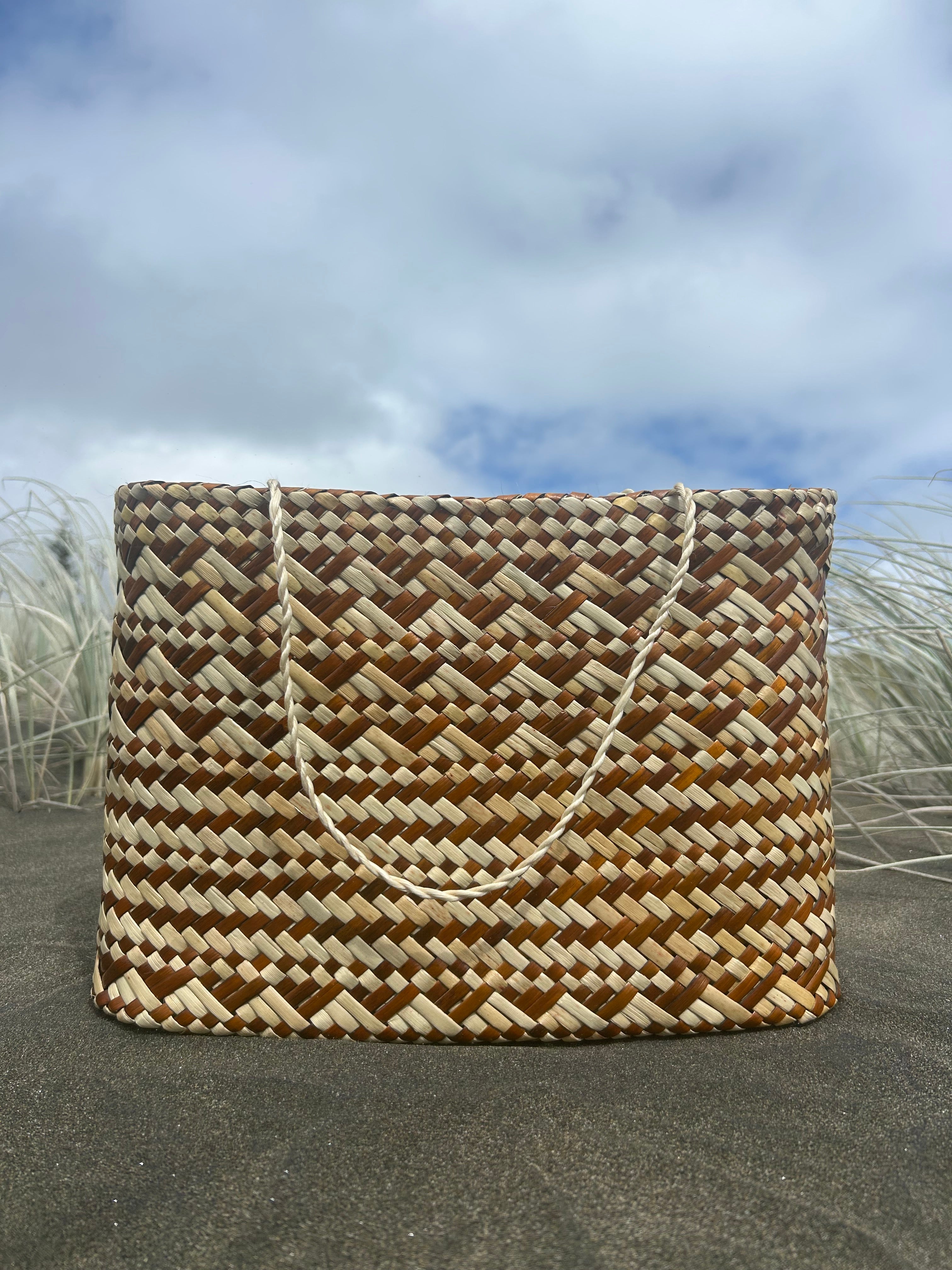 Kete Whakairo - Parāone and Natural Harakeke