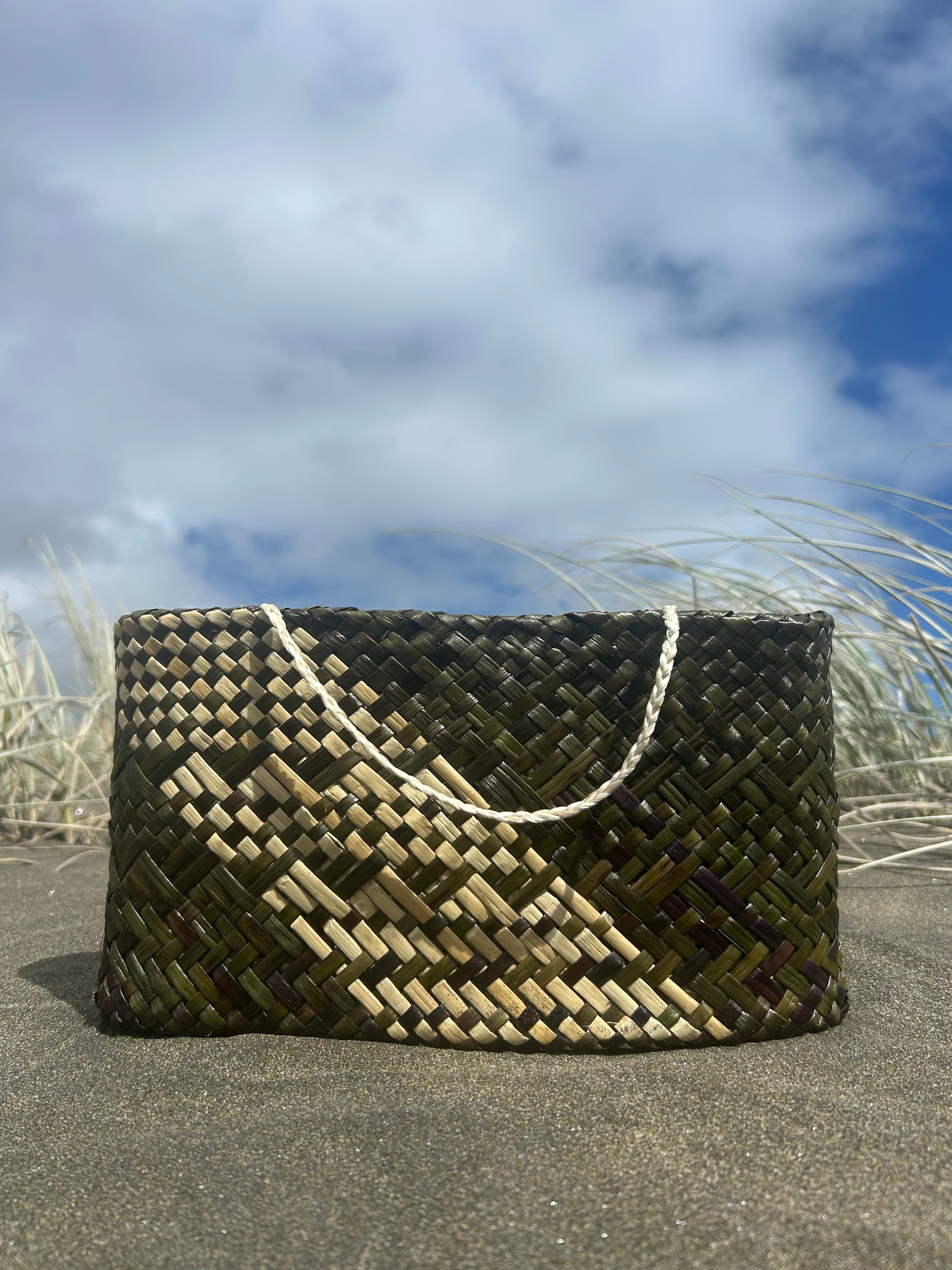 Kete Whakairo - Kākāriki and Natural Harakeke