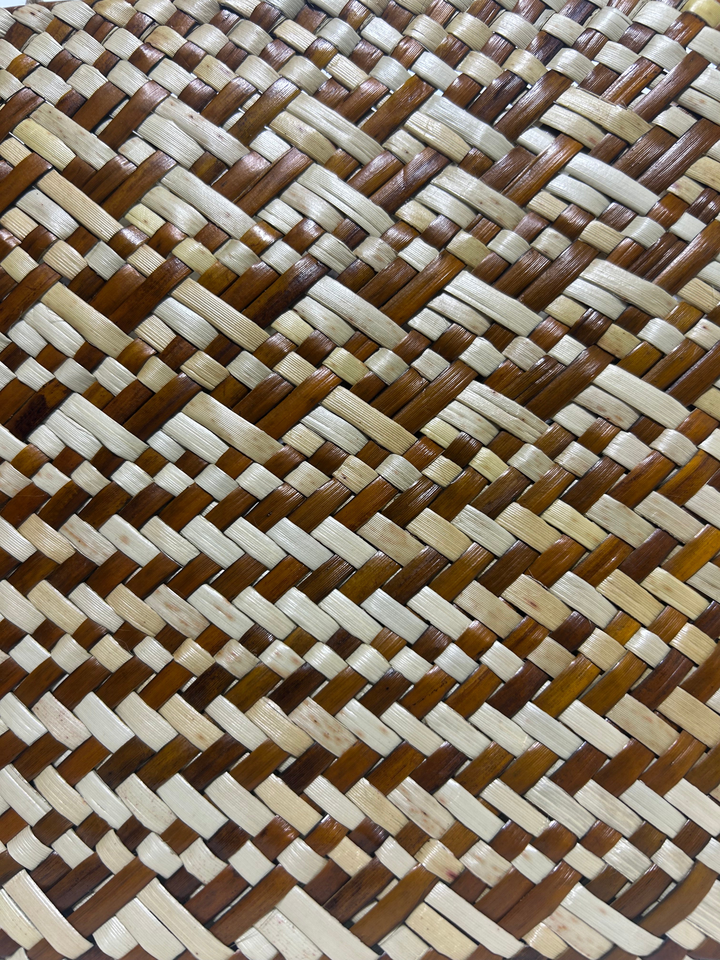 Kete Whakairo - Parāone and Natural Harakeke