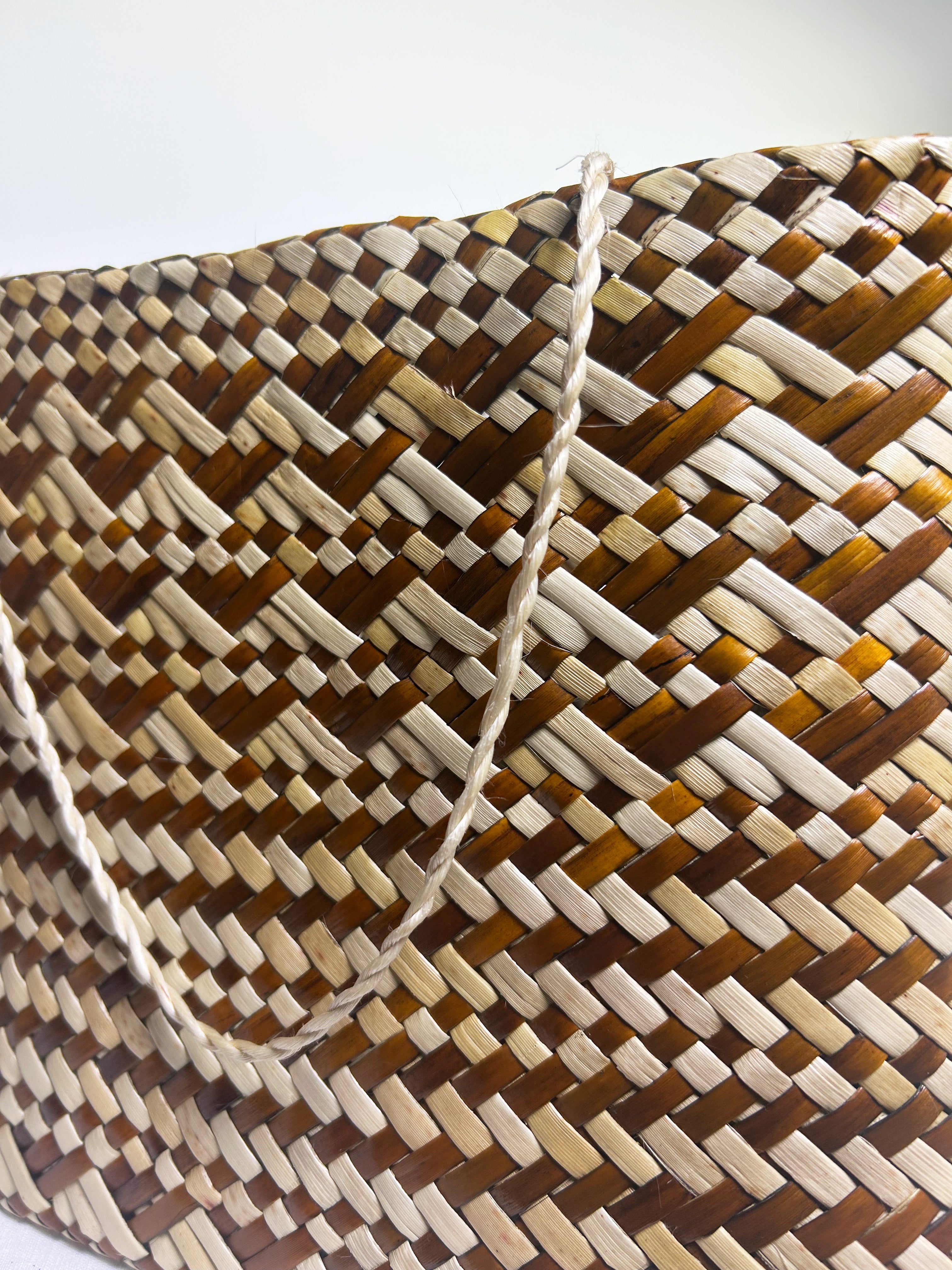 Kete Whakairo - Parāone and Natural Harakeke