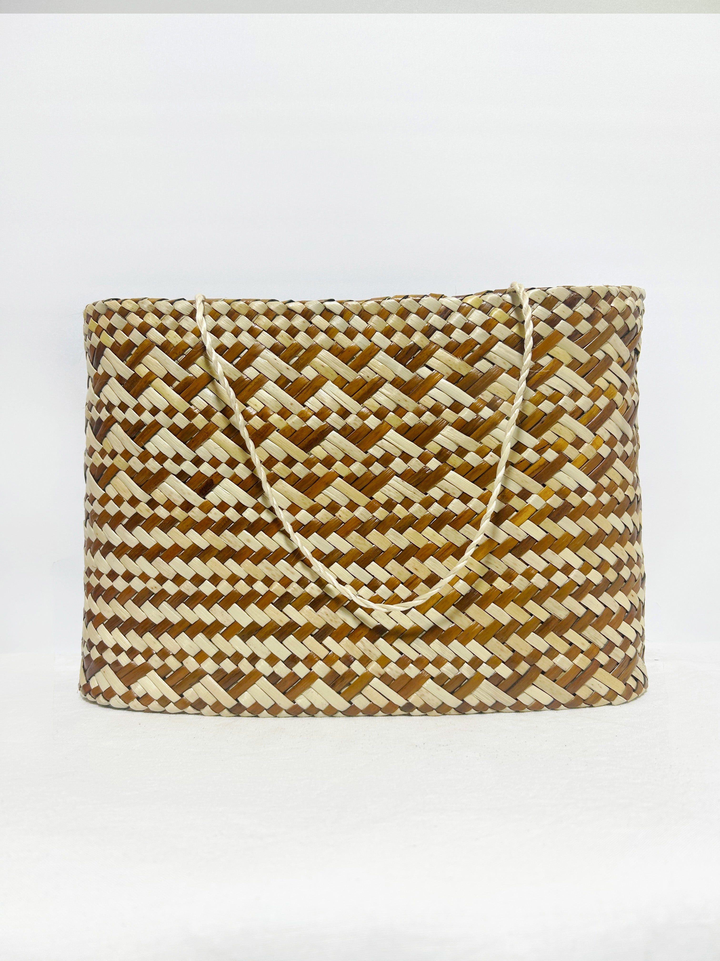 Kete Whakairo - Parāone and Natural Harakeke