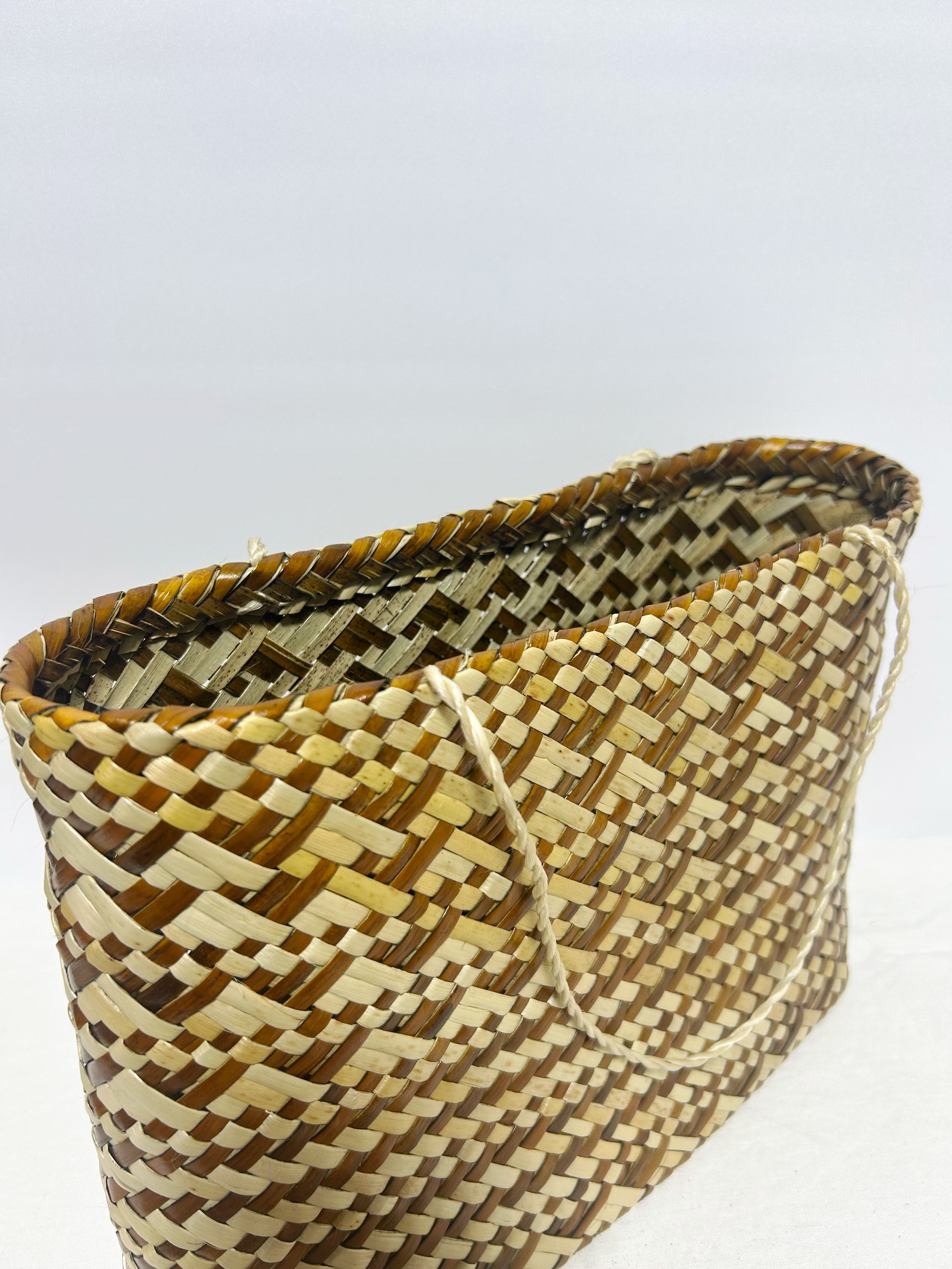 Kete Whakairo - Parāone and Natural Harakeke