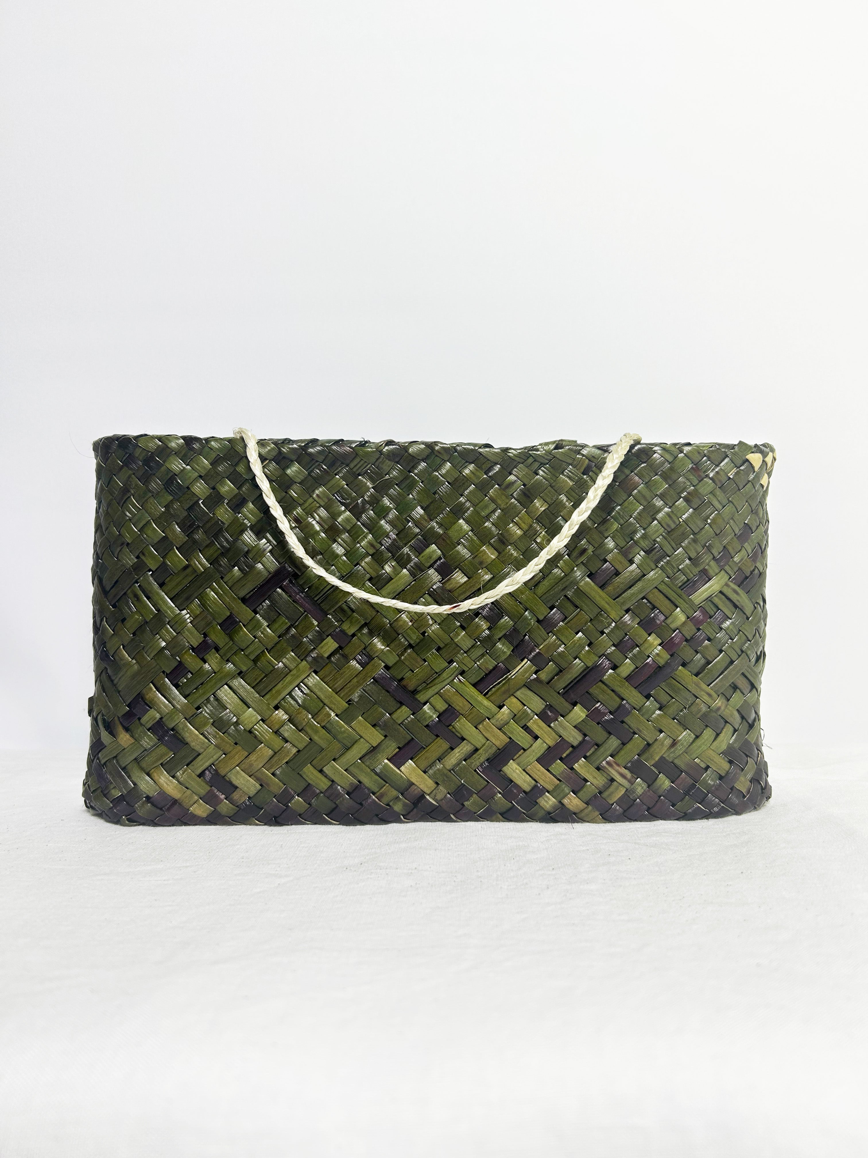 Kete Whakairo - Kākāriki and Natural Harakeke