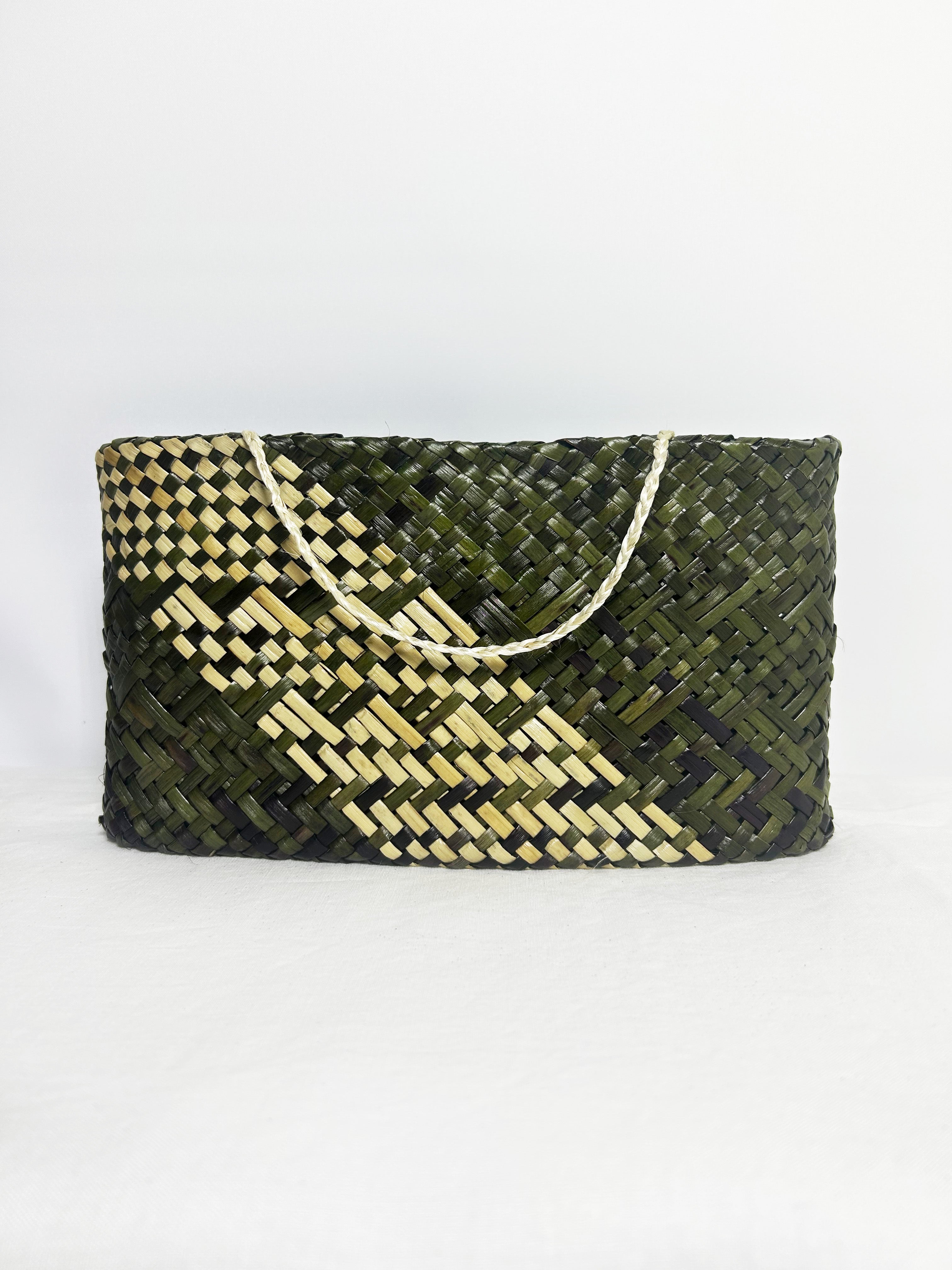 Kete Whakairo - Kākāriki and Natural Harakeke