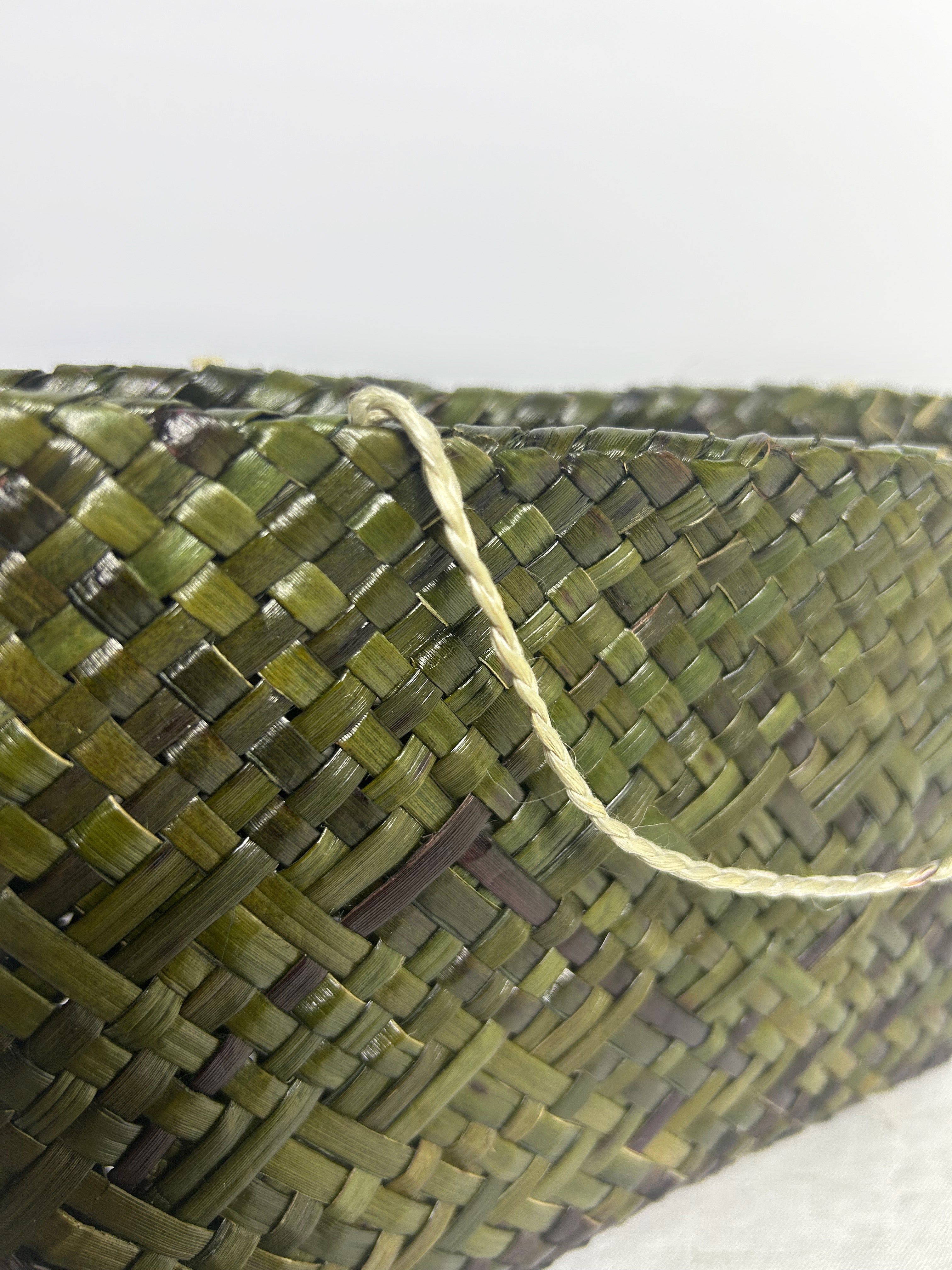 Kete Whakairo - Kākāriki and Natural Harakeke