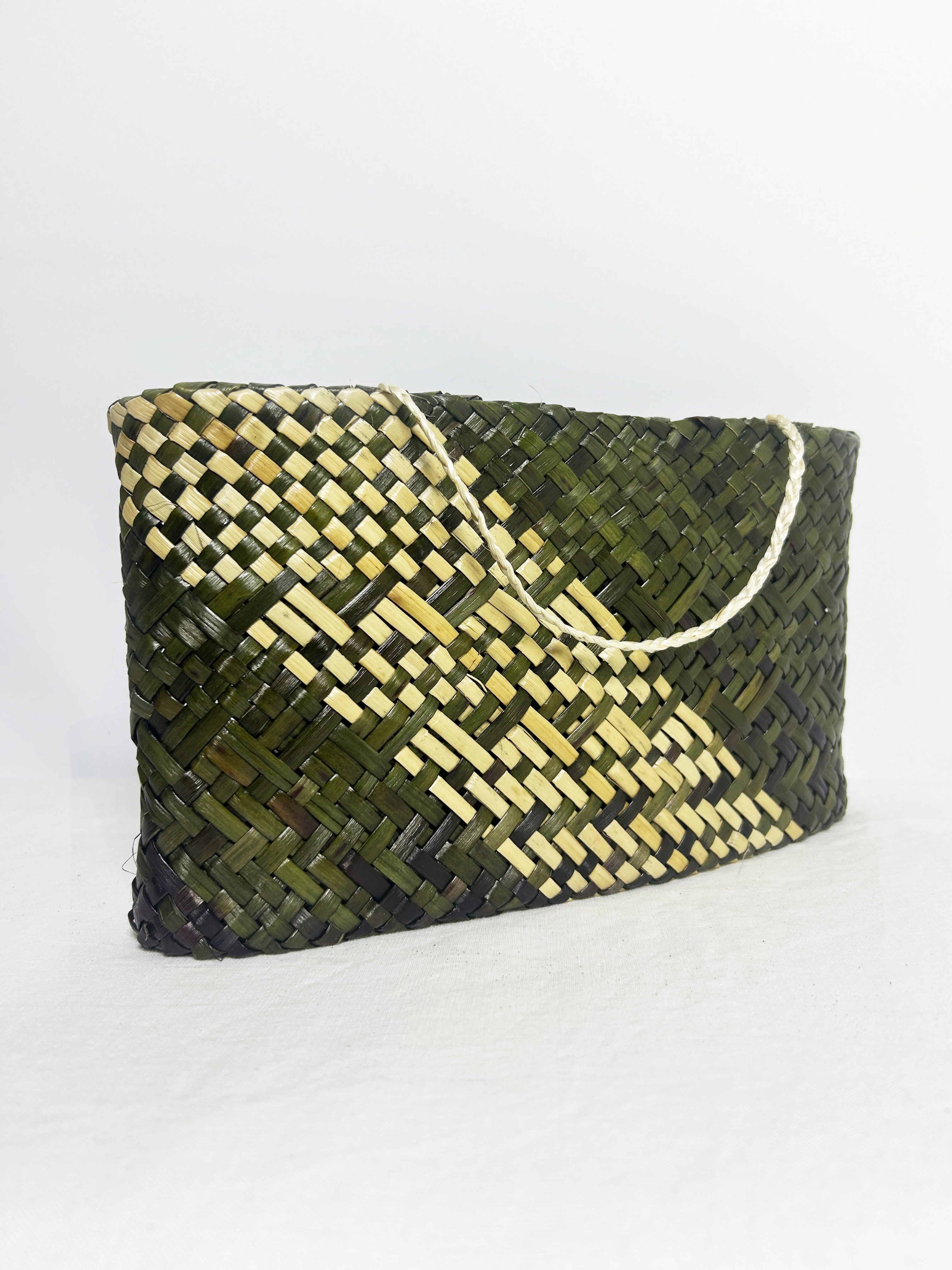 Kete Whakairo - Kākāriki and Natural Harakeke